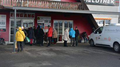Bild: jr
Wöchentlich werden an beiden Ausgabetagen in Mitterteich bis zu 250 Bedarfsgemeinschaften bedient, die am Eingang zur Tafel im Industriegebiet Birkigt geduldig auf Einlass warten.