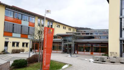 Archivbild: Petra Hartl
Am Beruflichen Schulzentrum in Amberg sind auch die Fachoberschule (FOS) und die Berufsoberschule (BOS) untergebracht. Vom 26. Februar bis 8. März können sich dort Schüler für das im Herbst beginnende neue Schuljahr anmelden.