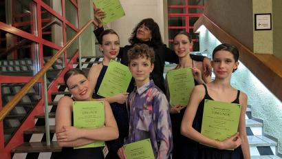 Bild: Städtische Musikschule Marktredwitz/exb
Die Ballett-Juniorengruppe der der Sing- und Musikschule Marktredwitz beim Regionalentscheid zum Deutschen Ballettwettbewerb im Selber Rosenthal-Theater.