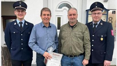 Bild: Feuerwehr Wagnern/exb
Hans Hutzlers 40-jährige Treue zur Feuerwehr wird mit einer Urkunde gewürdigt. Im Bild (von links): Zweiter Vorsitzender Thomas Forster, Josef Hutzler sen., Bürgermeister Herbert Laubmann und erster Vorsitzender Josef Hutzler.