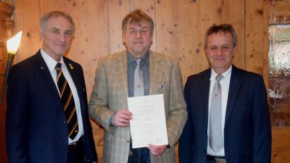 Bild: bö
Mit der Verdienstspange in Bronze ehrte der bayerische Landesverband Bayern im Volksbund Deutscher Kriegsgräberfürsorge den Poppenrichter Helmut Richter. Dazu gratulierten ihm Ludwig Nerb vom Volksbund Deutsche Kriegsgräberfürsorge (rechts) und Reservisten-Kreisvorsitzender Bertram Gebhard (links).
