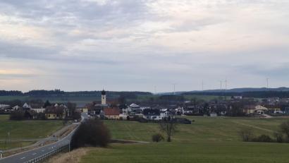 Bild: sne
Im Gemeindegebiet von Schlammersdorf könnten bald zwei Prozent der Fläche für Photovoltaikanlagen genutzt werden.
