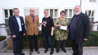 Bild: usc
Mit einer Spende in Höhe von 2.000 Euro unterstützt die Loge Septem Fontes die wertvolle Arbeit des Kinderpalliativteams Ostbayern (von links): Krankenhausverwalter Manfred Wendl, Logen-„Ceremonienmeister“ Johannes Witte, Oberärztin Dr. med. Sonja Gromer, Pflegeleiterin Karin Borchers und Ludwig von Stern, Sekretär der Loge Septem Fontes.