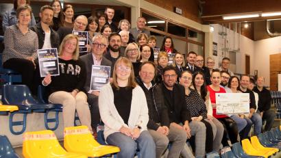 Bild: lst/exb
Aus der Region für die Region: Stefanie Sperrer (vorne, Sechster von rechts), Vorsitzende des Vereins „Just Friends e. V.“, und ihr Team überreichen im Weidener Eisstadion 14 gemeinnützigen Einrichtungen und Vereinen eine Spende in Höhe von insgesamt 16.000 Euro.