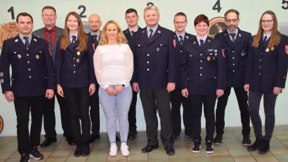 Bild: bö
Die Feuerwehr Ransbach wählt einen neuen Vorstand. Vorsitzender bleibt Christoph Finn (links). Bürgermeister Florian Junkes (Zweiter von links links) gratuliert.