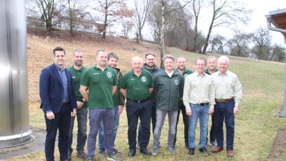Bild: Fröhlich/exb
Die neue Vorstandschaft des Fischereivereins Oberviechtach wird weiter von Peter Schwabenbauer (dritter von rechts) angeführt. Ganz rechts Ehrenvorsitzender Alfons Binder.