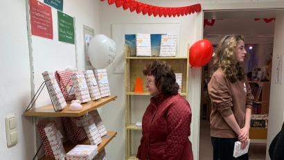 Bild: Bücherei Kastl bei Kemnath/exb
Beim "Blind Date" hilft der Blick ins Bücherregal nicht so recht weiter.