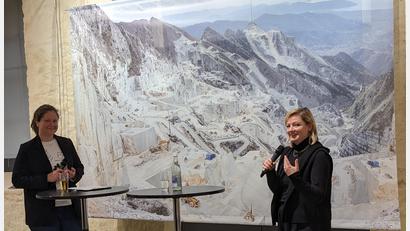 Bild: eib
Lena Schabus (rechts) und Moderatorin Ivana Danisch vom CeBB beim Kunsttalk. Im Hintergrund das Bild Carrara.