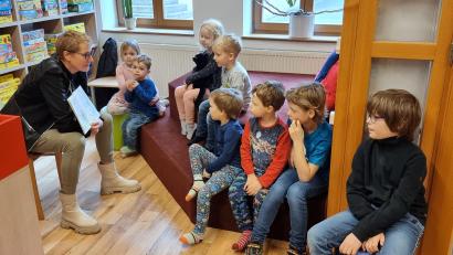 Bild: dü
Vorlesezeit in der Kastler Bücherei mit Lesepatin Monika Breunig.