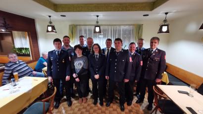 Bild: hzi
Vorsitzender Matthias Friedl (vorne links) und das Führungsteam der Feuerwehr Heinersreuth.