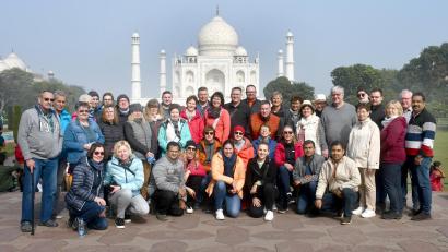 Bild: bk
Die Reisegruppe vor dem weltberühmten Taj Mahal mit Organisator Pater Prince (vorne kniend, Zweiter von rechts)