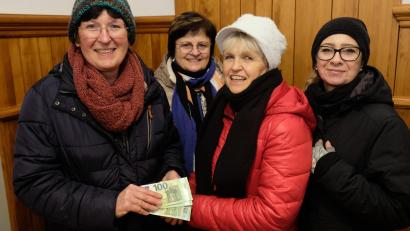 Bild: do
Elisabeth Nickl, Maria Seitz (von links) und Melanie Reis überreichen Elisabeth Rödl (Zweite von rechts) zur Weiterleitung an die Mission eine Barspende in Höhe von 300 Euro. Weitere Spenden gehen an den Verein "Partners of Chance" und den Verein VKKK zur Förderung von Familien mit schwerkranken Kindern.