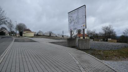 Bild: bey
Entlang der Weidener Straße (links) sollen Querparkplätze entstehen. Dahinter werden zwei Reihen Schrägparkplätze angelegt. Die Zufahrt zu diesen Parkplätzen kann nur aus Richtung Weiden erfolgen.