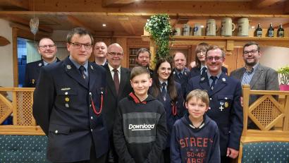 Bild: Franziska Weiß/exb
Ehrungen, Beförderungen und Neuaufnahmen gab es bei der Feuerwehr Hardeck. Im Bild (von links) Kommandant Markus Schwartling, Josef Schwartling, Sebastian Summerer, Bürgermeister Klaus Meyer, Felix Schwartling, Christian Schnurer, Brigitte Hegen, Ferdinand Planner, Elias Schnurer, Franziska Weiß, Andreas Korndörfer und Uwe Unglaub.
