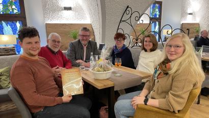 Bild: Klaus Schuster/exb
Felix Kubitschek (links) ist das neue 100. Mitglied des OGV Waldsassen. Mit im Bild (von links) die Vorstandsmitglieder Wilfried Roeb, Klaus Schuster, Gudrun Schuster und Gabriele Treml-Laubert sowie Eva Kastl.