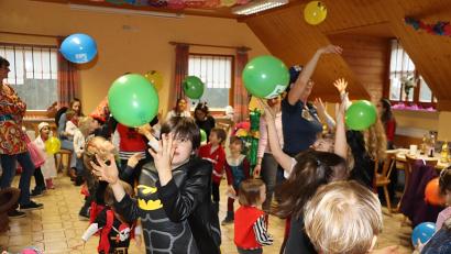 Bild: gru
Der Luftballontanz bringt die Gäste des Kinderfaschings im Sportheim des FC Edelsfeld auf die Beine.