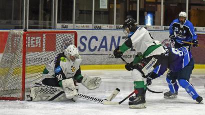Bild: Gebert
Filip Grancarov, Torhüter des EHC Mitterteich, vereitelt im Derby eine Chance des 1. EV Weiden 1b. Im Play-off-Viertelfinale trifft der Zweite der Bezirksliga Nord auf Mitte-Meister ESV Gebensbach.