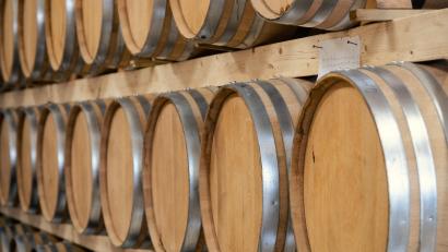 Bild: Georg Neumann
In großen Eichenfässer reift der Whisky der Brennerei Schraml in Erbendorf heran.
