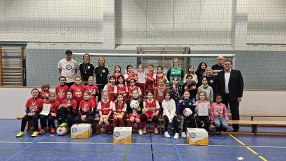 Bild: khg
Die drei Mädchen-Mannschaften der Hallenfußball-Landkreismeisterschaft der Grundschulen (von links): Poppenricht, Vilseck und Auerbach.