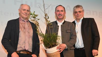 Bild: gf
Gerhard Gradl, Vorsitzender der Forstbetriebsgemeinschaft Amberg-Schnaittenbach (links) und Geschäftsführer Uli Hausmann (rechts) überreichen Hubert Aiwanger Jungpflanzen für dessen Privatwald: Eiche, Elsbeere, Haselnuss, Schwarzkiefer und Lärche.