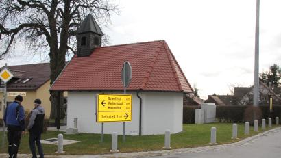 Bild: frd
Der Geräteschuppen soll im Bereich der Dorfkapelle (rechts neben den Verteilerkasten, wo jetzt die Büsche stehen) gebaut werden und alle Gerätschaften, die für die Pflege des Dorfmittelpunkts nötig sind, aufnehmen. 
Hans Kiesl und Bernhard Frey (von rechts) machen sich Gedanken darüber, wie der Aufgang zur Kapelle noch pflegeleichter gestaltet werden kann.