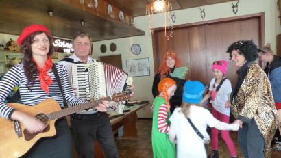Bild: sl
Früh übt sich wer er mal Landfrau werden will: Bei der Faschingsfeier der BBV-Landfrauen in Wieselrieth tanzen Groß und Klein gemeinsam zur Musik des „Hieroldn-Duos“.