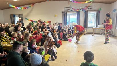 Bild: war
Volles Haus beim Kinderfasching unter Regie der Kirwaleit, wobei Lukas und Thomas im Clown-Outfit für gute Laune und Kurzweile sorgen.
