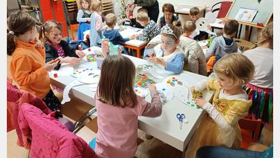 Bild: exb/Sabine Liewald
Aus Papptellern basteln sich die Kindern eine Elefantenmaske.