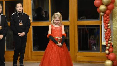 Bild: u
Kinder-Prinzessin Lena I. ist zu Tränen gerührt, als ihrem Prinzen Tim die Insignien abgenommen werden und er im Trauerzug aus dem Saal getragen wird.