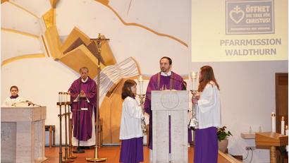 Bild: fvo
Pater Dominikus gibt bei bei der Vorstellung der Pfarrmission in der Pfarrkirche St. Sebastian in Waldthurn das umfangreiche Programm bekannt.