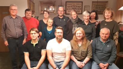 Bild: no
Der Imkerverein Illschwang-Birgland hat neu gewählt. Sitzend von links Michael Stollner, Michael Deinzer, die neue Vorsitzende Veronika Fuchs und ihr Vorgänger Günther Mertel; stehend von links der stellvertretende Kreisvorsitzende Helmut Heuberger, Bürgermeister Dieter Dehling, Gabi Pirner, Dora Wankel, Markus Rahm, Ulrike Voit, Elke Schürfeld, Michaela Seitz und Bürgermeisterin Brigitte Bachmann.