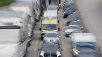Bild: Marcus Brandt/dpa/Symbolbild
Stau auf der Autobahn: Im Berufsverkehr nichts ungewöhnliches. Steigende Pendlerzahlen im Landkreis Schwandorf dürften da kaum zur Entspannung beitragen.