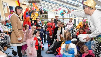 Bild: Petra Hartl
Faschingsumzug im Marienheim Amberg. Zum Weiberfaschings-Auftakt zogen die Kindergartenkinder des Caritas-Marienheims maskiert durchs Haus.