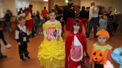 Bild: sne
Die drei schönsten Kostüme vom Kinderfasching der SV Grafenwöhr: Leonie Deubzer als Prinzessin, Emily Hacker als Rotkäppchen und Kristian Gunsten als Kürbis.