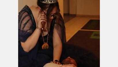 Bild: mrr
Prinzessin Veronica II. trauert um ihren Prinzen Lukas II., der den Aschermittwoch nicht mehr erleben darf.