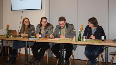 Bild: bjp
Auf ein erfolgreiches Vereinsjahr der Zessauer "Eichenlaub"-Schützengesellschaft blickten Vize-Schützenmeister Fabian Bäumler (Zweiter von rechts), die Jugendleiterinnen Anna-Maria und Magdalena Wittmann (von links) und Schatzmeisterin Birgit Wegmann zurück.