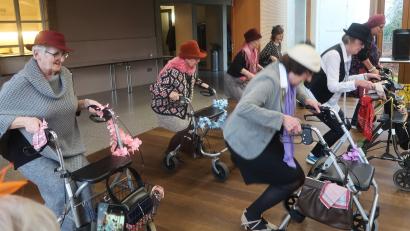 Bild: rha
Die Seniorenteam-Gruppe „Rolling Old Bones“ bereichert den Nachmittag im Pfarrsaal mit einem originellen Rollator-Tanz.