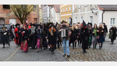 Bild: bö
Seit 55 Jahren gibt es den Hexenfreitag in Schmidmühlen. Heuer sind knapp 80 Weiber von Anfang an beim Zug von Einkehrstation zu Einkehrstation dabei. Voran schreitet der Hexenmusikant Florian Gröninger.