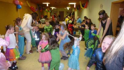 Bild: bk
Im vollen Sportheim geht die Post ab beim FC-Kinderfasching.