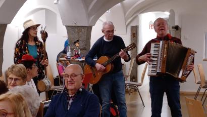 Bild: Inge Härtl/exb
Musik und Gesang erfreuten die Besucher der jüngsten Sitzweil im Schafferhof.