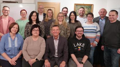 Bild: Heribert Urbanek/exb
Die Dorfgemeinschaft Mimbach-Mausdorf wählt einen neuen Vorstand (von links): Martin Siegert, Simone Dotzler, Maria Hentschke, Manuela Weiß, Anita Mattner, Erster Bürgermeister Bernhard Lindner, Tania Ehbauer, Vorsitzender Heribert Urbanek, Bianca Koppitz, Christian Koppitz, Michaela Birner, Sascha Hentschke, Johannes List, Marion Metschl, HKA-Vorsitzender und Zweiter Bürgermeister Georg Götz, sowie Manfred Prifling,