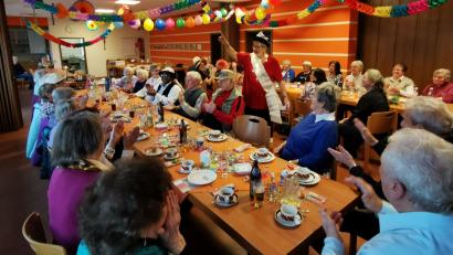 Bild: gz
Die Stimmung hochschlagen ließ die Schönheitskönigin von Schneizlreuth alias Rita Schwarz.