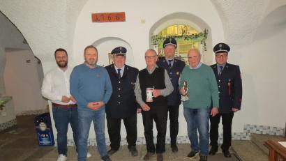 Bild: Kathrin Bischof/exb
Ehrungen gab es bei der Feuerwehr Falkenberg, Das Bild zeigt (von links) Bürgermeister Matthias Grundler, Johannes Bauernfeind (40 Jahre Mitglied), Vorsitzenden Hubert Schedl, Hans Fischer (60 Jahre Mitglied), Kommandant Andreas Zölch, Adolf Mayer (65 Jahre Mitglied) und Zweiten Kommandanten Roland Höcht.