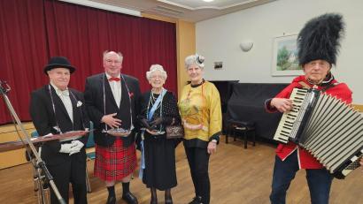 Bild: Koller/exb
Butler Alfons Wanninger, Adjutant Michael Koller, Queen Elfriede Späth und Seniorentreffleiterin Elisabeth Schaller (von links) hören Musikant Erhard Hirmer zu.