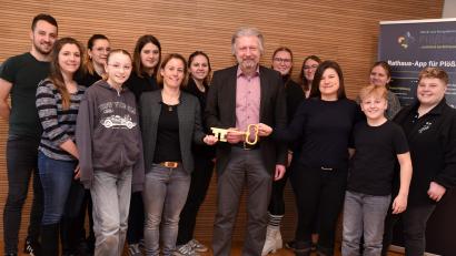 Bild: Gebert
Der Rathausschlüssel ist wieder im Besitz von Bürgermeister Lothar Müller. Das Plößberger Tollitäten-Paar gab am Aschermittwoch die "Amtsgeschäfte" zurück.