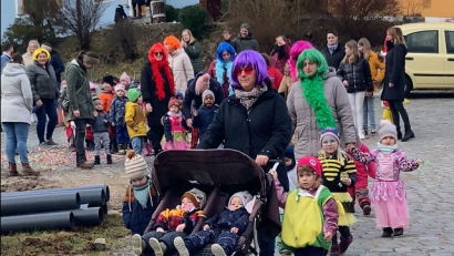 Bild: sl
Angeführt wurde der Kinderfaschingszug von der Leiterin Anita Wittmann.