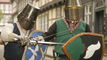 Symbolbild: Matthias Bein/dpa
Bei mittelalterlichen Schaukampfvorführungen gehören Schwert und Schild dazu. Im Stadtmuseum Amberg können Kinder jetzt ihre eigenen Schilder und Wappen basteln.