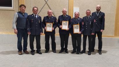 Bild: Altmann/exb
Bei der Jahreshauptversammlung der Feuerwehr Rottendorf werden vier Mitglieder zur Ehrenmitgliedern ernannt.
