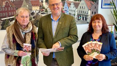 Bild: Stadt Schwandorf/exb
Die Vorsitzende des Seniorenbeirates, Elisabeth Beer-Klatt (links), und Sabine Brunner vom Büro des Oberbürgermeisters (rechts) stellen Oberbürgermeister Andreas Feller das Seniorenprogramm 2024 vor.