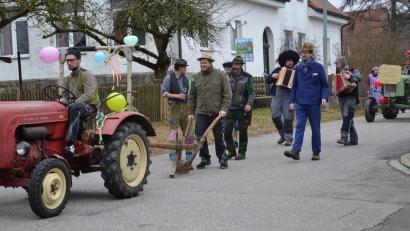 Bild: gi
Der Faschingsverein Etzgersrieth ackerte mit viel Gaudi und Spaß die „Fosnacht“ aus.